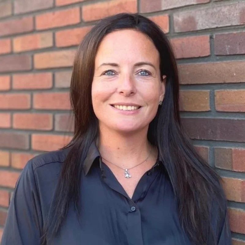 Heeft Makelaar Mandy een vriendin?